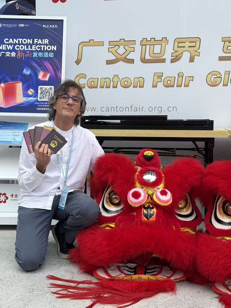 Dani en Canton Fair con pasaportes